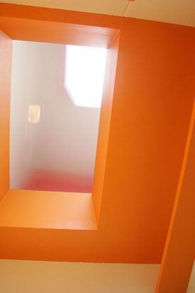 ホワイトキューブの空間で、見上げるとオレンジ色の天井が！！