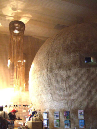 愛地球博、フィリピン館、ココナッツをモチーフにした空間展示をお手伝いさせて頂きました。