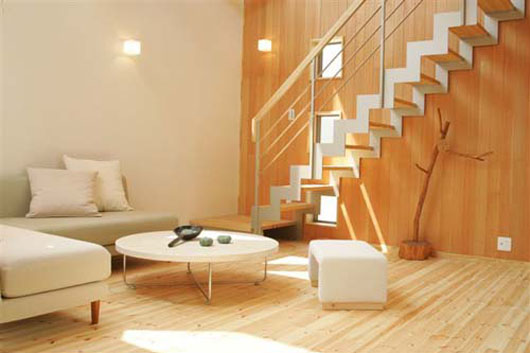 無機質になりがちなスチール階段を木壁、白塗壁とで優しさを。